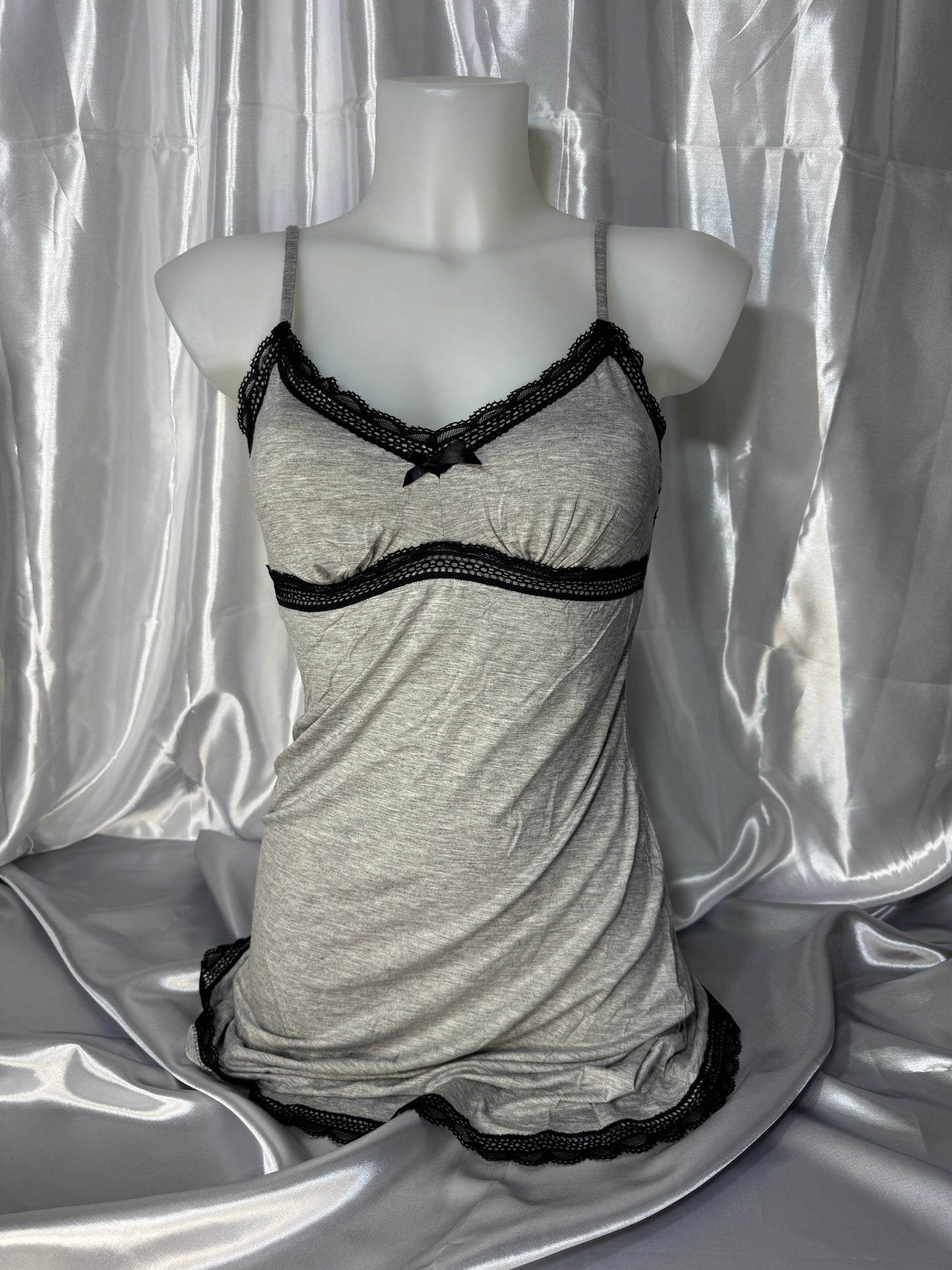 Kurzes Nachtkleid mit Cups