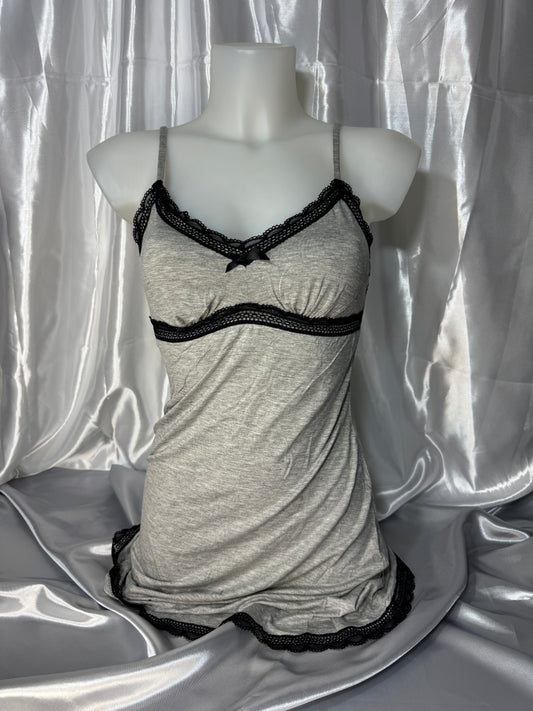 Kurzes Nachtkleid mit Cups